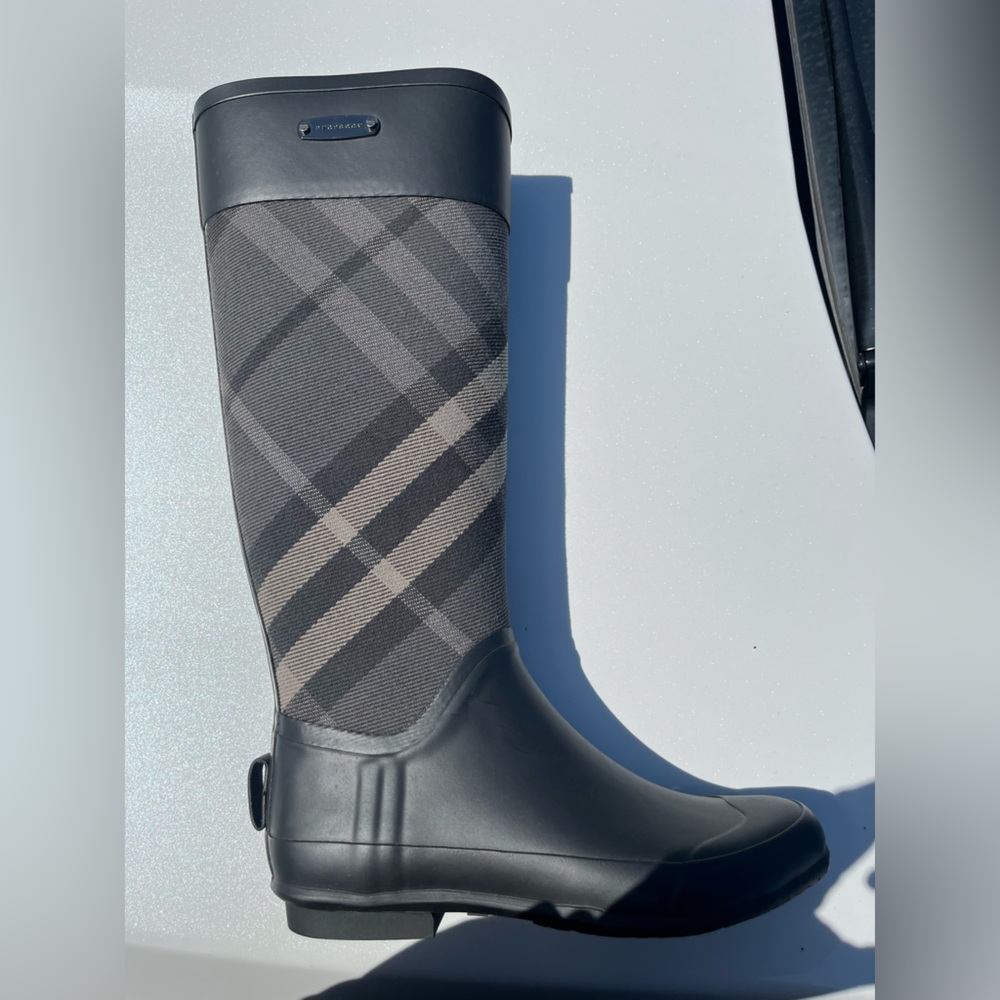 Burberry size 6 boots